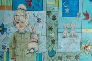 een kind met een knuffel, weergegeven in een fragmentarische, gelaagde compositie met zachte kleuren en een glas-in-loodachtige structuur