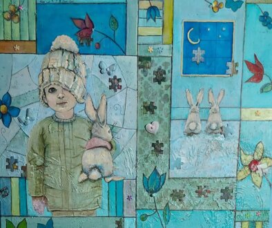 een kind met een knuffel, weergegeven in een fragmentarische, gelaagde compositie met zachte kleuren en een glas-in-loodachtige structuur